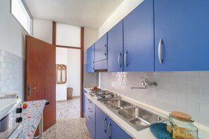 Kühlschrank, Mikrowelle, Herdplatte, Wasserkocher mit Kaffee-/Teezubehör