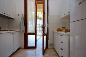 Fridge, microwave, stovetop, coffee/tea maker - Modern flat for groups in Bibione (Bibione Pineda)
