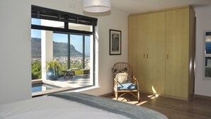 Room - Spectacular house overlooking False Bay. (Cape Town)