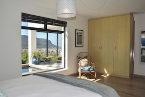 3 bedrooms, iron/ironing board, free WiFi, bed sheets - Spectacular house overlooking False Bay. (Cape Town)