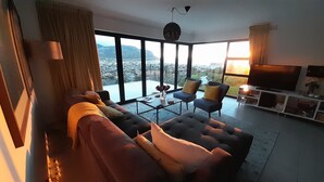 Living area - Spectacular house overlooking False Bay. (Cape Town)