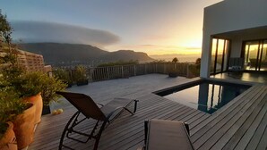 Pool - Spectacular house overlooking False Bay. (Cape Town)