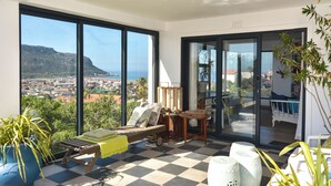Interior - Spectacular house overlooking False Bay. (Cape Town)