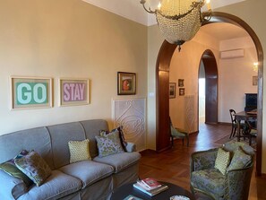 Smart TV - Stunning luxury vacation home on the Naples waterfront with sea and Vesuvius views (Napoli)