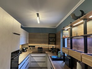 Kühlschrank, Ofen, Herdplatte, Geschirrspüler