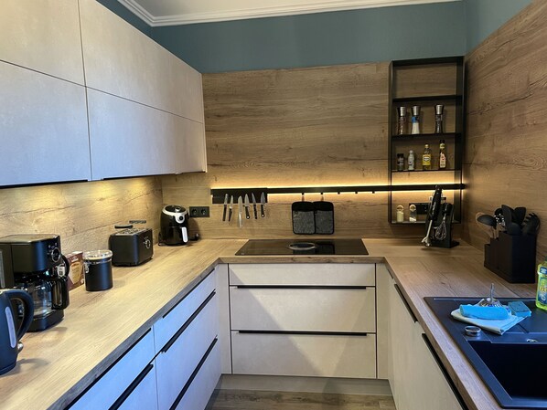 Fridge, oven, stovetop, dishwasher