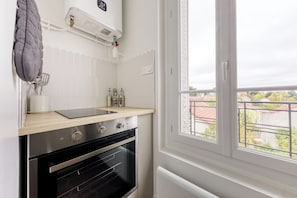 Fridge, oven, stovetop, coffee/tea maker