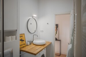 Suihku, hiustenkuivaaja