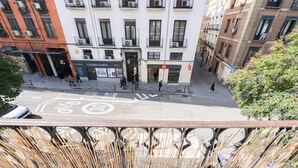 Une vue de rue avec un bâtiment portant l’inscription « GALERIA EARTH » et un magasin « Dior ».