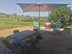 Outdoor dining - Margot's beautiful home (Monbazillac)