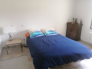 4 habitaciones, tabla de planchar con plancha y cuna de viaje 