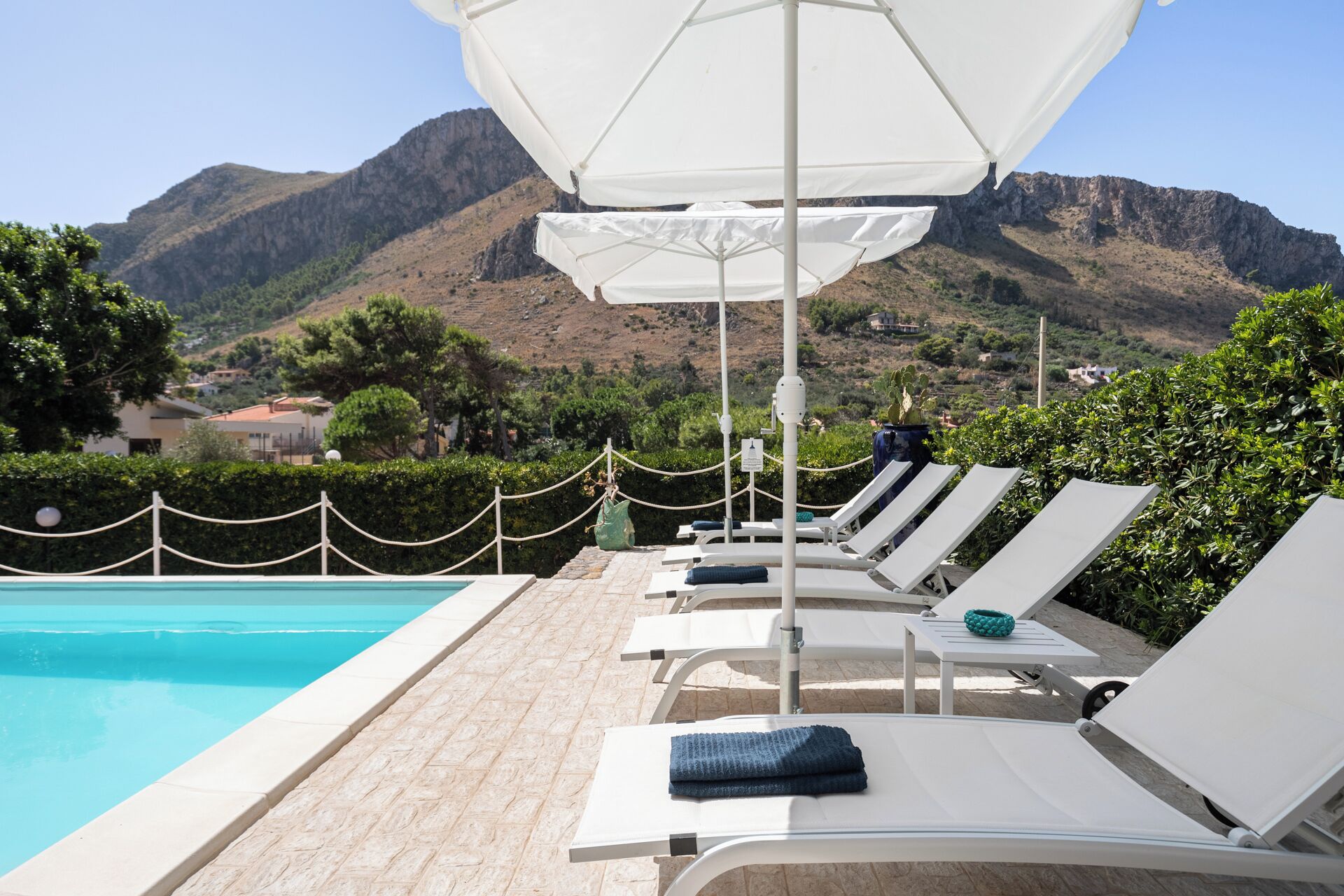 Außenpool (je nach Saison geöffnet), Sonnenschirme, Liegestühle