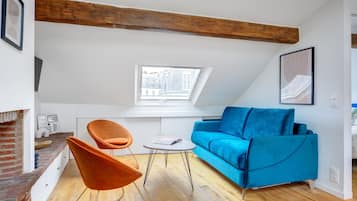 2 bedrooms, individually decorated, individually furnished, desk