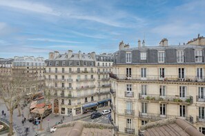 Un edificio de varios pisos con estilo arquitectónico europeo clásico, con balcones y un patio central.