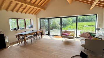 Casa, vista al jardín | Área de sala de estar | Televisión