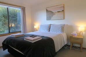 3 bedrooms, iron/ironing board, WiFi, bed sheets - Radcliffe Retreat and Spa Villa in Port Arthur (Port Arthur)
