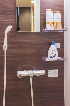 Secador de cabelo, toalhas de banho, sabonete, papel higiênico
