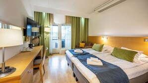 Kamar Double atau Twin Superior, pemandangan kebun | Brankas, meja kerja, ruang kerja ramah laptop, dan setrika/meja setrika