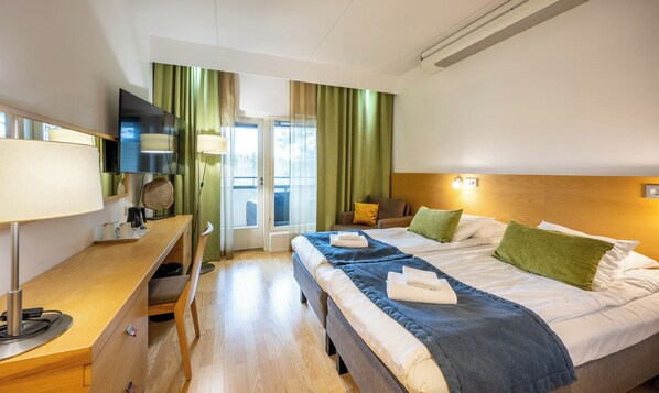 Quarto casal ou duplo superior, vista para o jardim | Cofres nos quartos, escrivaninha, espaço de trabalho para notebook