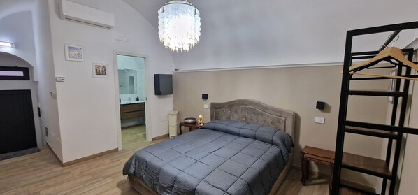 1 bedroom, travel cot, free WiFi, bed sheets