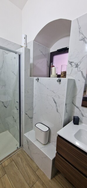 Shower, hair dryer, bidet, towels - CAMPANILE17 BED AND BREAKFAST 2 BEDS DOUBLE ROOM , 20MT SEA (Manfredonia)