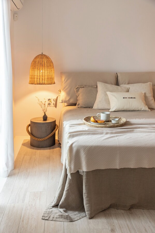 6 bedrooms, iron/ironing board, free WiFi, bed sheets