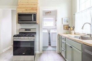 Een koelkast, een microgolfoven, een oven, een vaatwasser