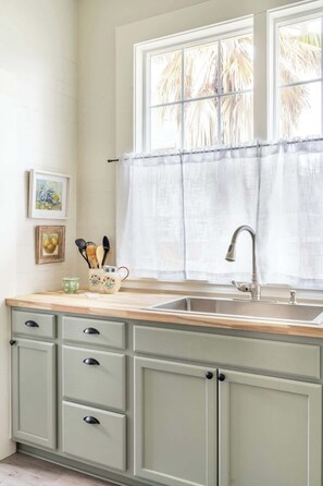 淋浴设施、毛巾、肥皂、洗发水