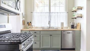 Kühlschrank, Mikrowelle, Ofen, Geschirrspüler