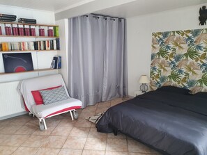 Lit parapluie, Wi-Fi, draps fournis