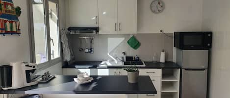 Køleskab, mikrobølgeovn, ovn, kogeplade