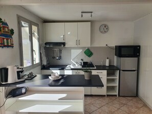 Réfrigérateur, micro-ondes, four, plaque de cuisson