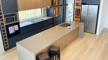 Refrigerador, microondas, horno, placa de cocina