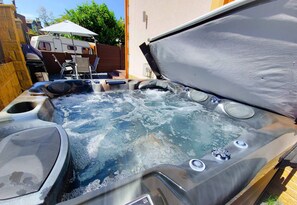 مغطس سبا خارجي