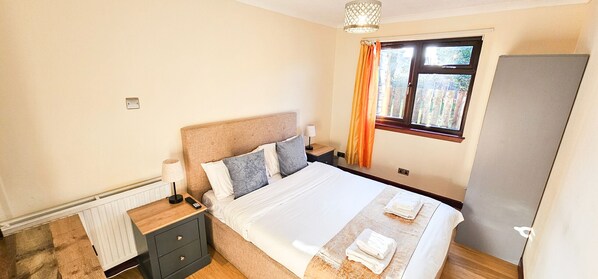 1 غرفة نوم ومكواة/لوح كي وواي فاي مجانًا وملاءات أسرّة