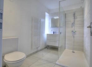 Dusche, Haartrockner, Handtücher, Toilettenpapier