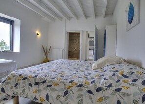 5 bedrooms, WiFi, bed sheets