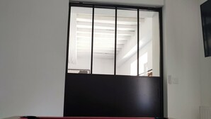 Ein Billardtisch mit Kugeln, eine Tür und ein Blick ins Freie.