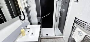 Dutxa, assecador de cabells, tovalloles i sabó 