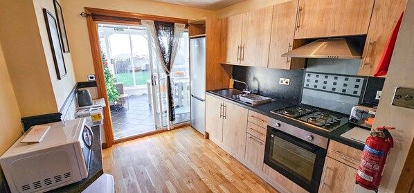 ثلاجة، ميكروويف، فرن، موقد طهي مسطح