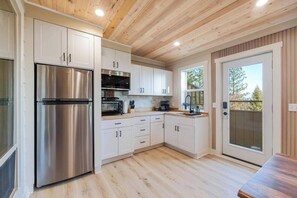 Frigorífico, microondas, cafetera o tetera y tostadora