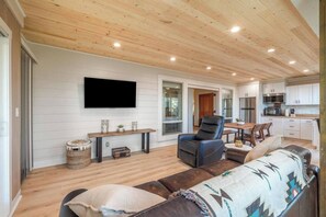 Una Smart TV, una oficina, una pantalla de ordenador