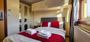 1 غرفة نوم ومكواة/لوح كي وواي فاي مجانًا وملاءات أسرّة