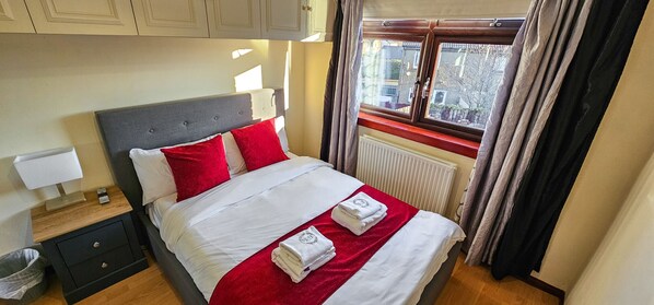 1 غرفة نوم ومكواة/لوح كي وواي فاي مجانًا وملاءات أسرّة