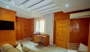 Family Double Room, 1 Double Bed with Sofa bed, Balcony, Garden View | Egyptian cotton sheets, premium bedding, down duvets, pillow-top beds - Trois Ore Residences  (Ibadan)