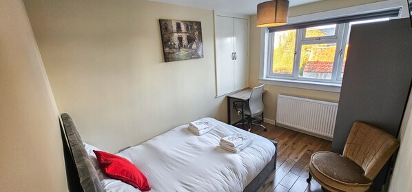 1 chambre, fer et planche à repasser, Wi-Fi gratuit, draps fournis
