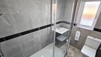 Douche, sĂšche-cheveux, serviettes fournies, savon