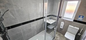 Douche, sèche-cheveux, serviettes fournies, savon