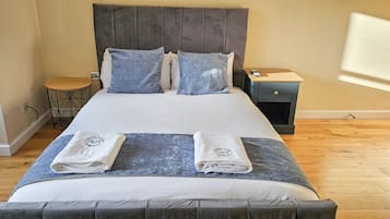 1 slaapkamer, een strijkplank/strijkijzer, gratis wifi, beddengoed