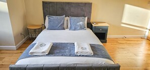 1 slaapkamer, een strijkplank/strijkijzer, gratis wifi, beddengoed